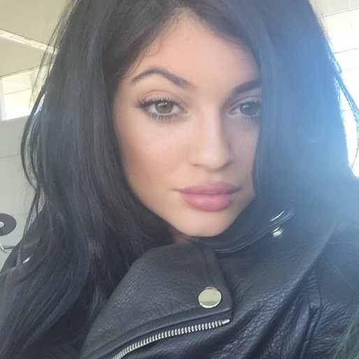 Idag har hon en helt ny look med betydligt fylligare mun och högre ögonbryn, vilket kan tyda på Botox. Själv hävdar Kylie att smink är hemligheten bakom hennes nya utseende. Idag har hon en helt ny look med betydligt fylligare mun och högre ögonbryn, vilket kan tyda på Botox. Själv hävdar Kylie att smink är hemligheten bakom hennes nya utseende.